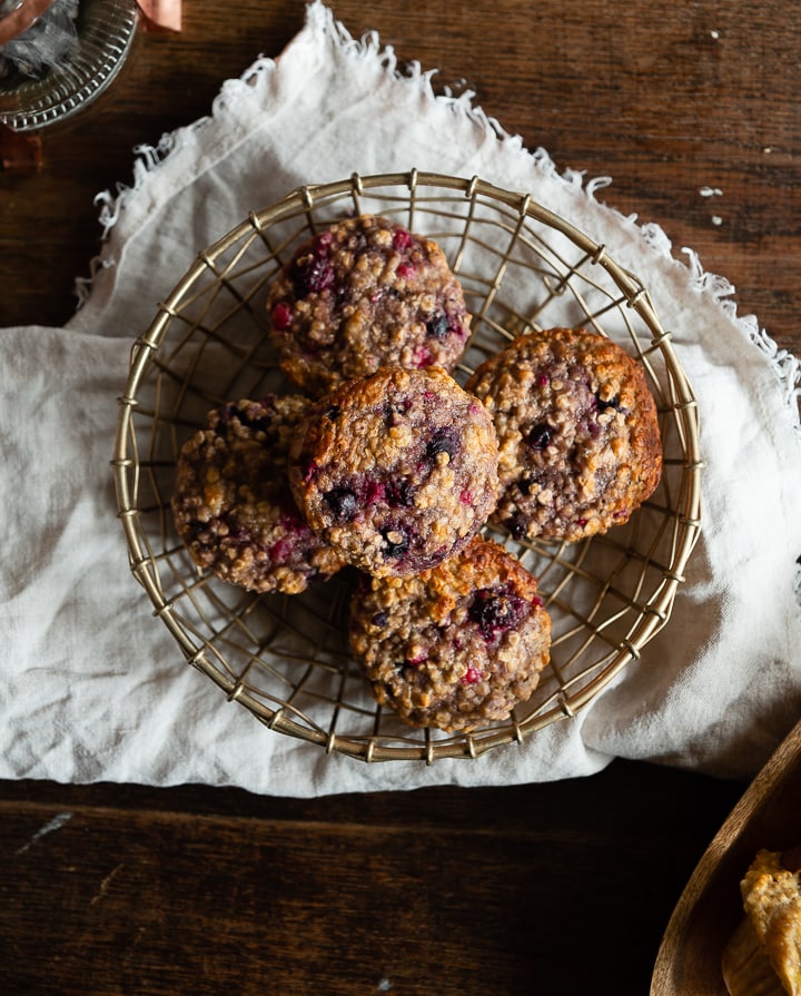 Frühstücksmuffins mit Beeren im Korb.