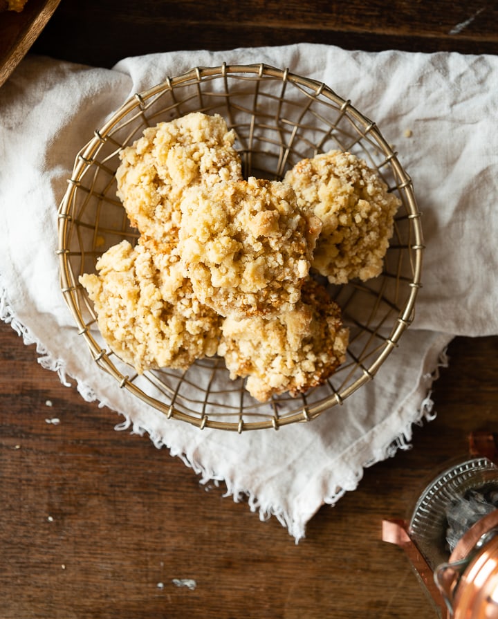 Apfel Frühstücksmuffins mit Zimt und Crumble.