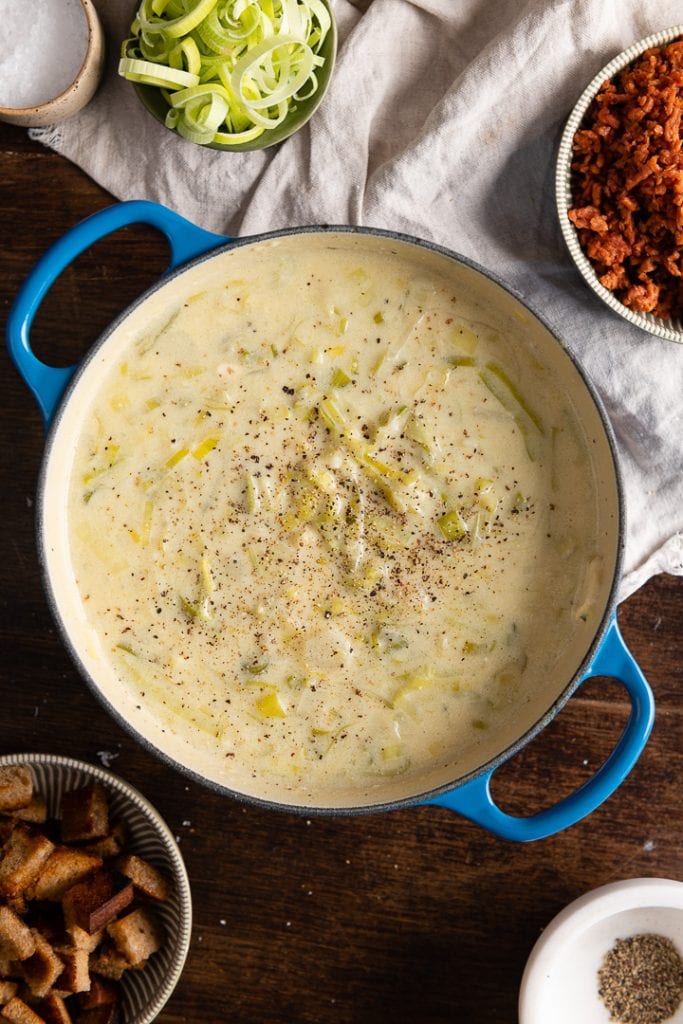 Ein Topf käse lauch suppe mit schmelzkäse.