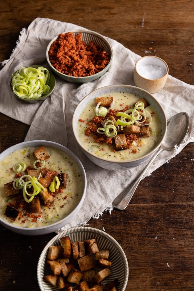 Die käse lauch suppe ohne hack mit Löffel.