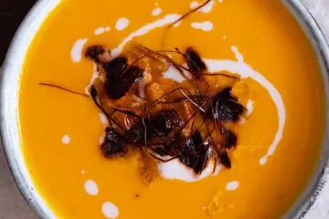 Cremige Kürbis-Karotten-Ingwer-Suppe mit Kokosmilch Cremige Kürbis Karotten Ingwer Suppe mit Kokosmilch