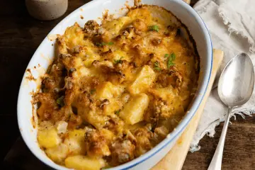 Vegetarischer Blumenkohlauflauf mit Käse überbacken Vegetarischer Blumenkohlauflauf mit Käse überbacken