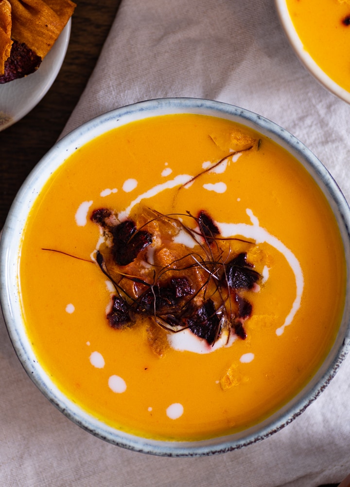 Eine Kürbis Karotten Ingwer Suppe im Suppenteller, als Suppen Rezept.