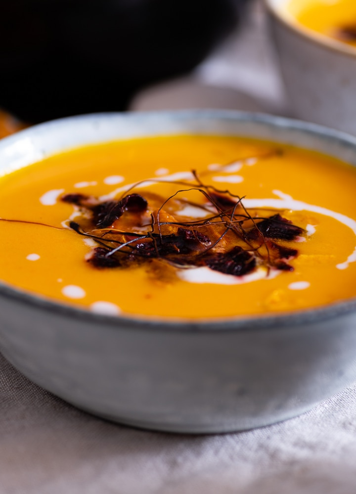 Die kürbis-karotten-kokos-ingwer suppe in der Nahaufnahme.