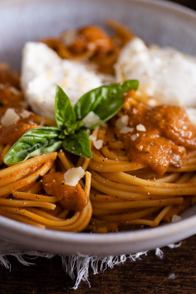 Eine pasta mit mediterranem gemüse in einem Teller.