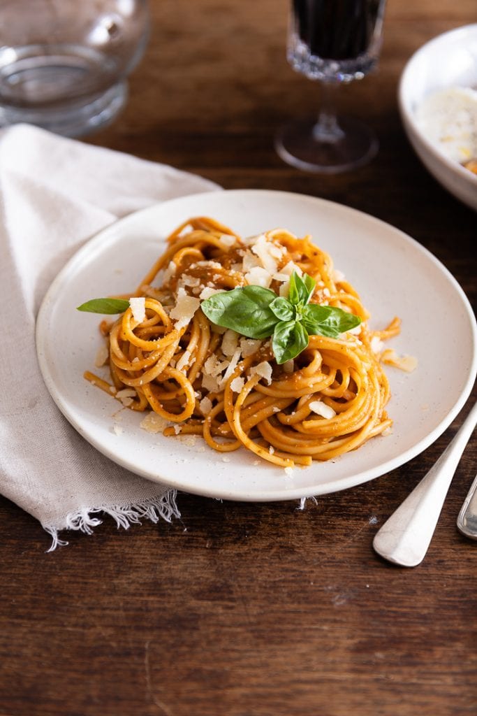 Die fertige italienische pasta mit gemüsesauce und parmesan.