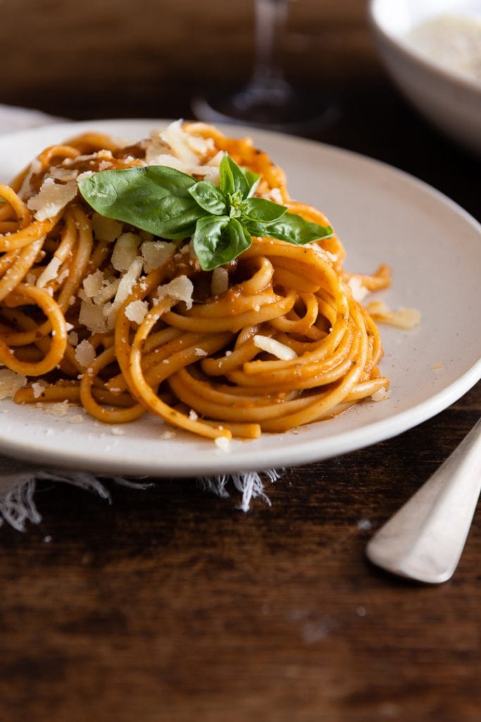 Italienische Pasta mit buntem Gemüse auf dem Teller.