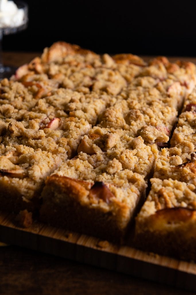 Omas Apfel Streuselkuchen vom Blech aus dem Ofen.