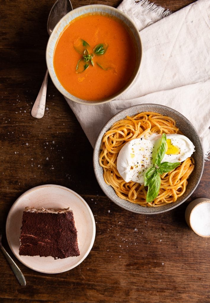 Italienisches 3 Gänge Menü vegetarisch auf dem Tisch von oben.