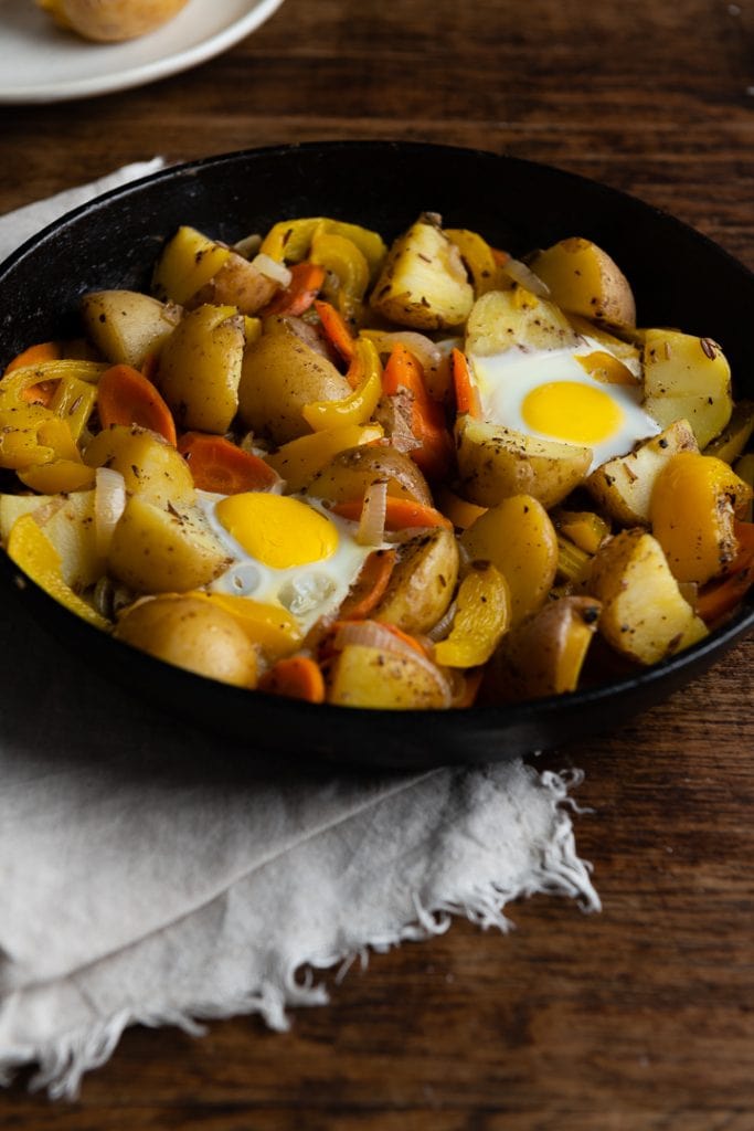 Eine Kartoffelpfanne mit Gemüse und Eiern.
