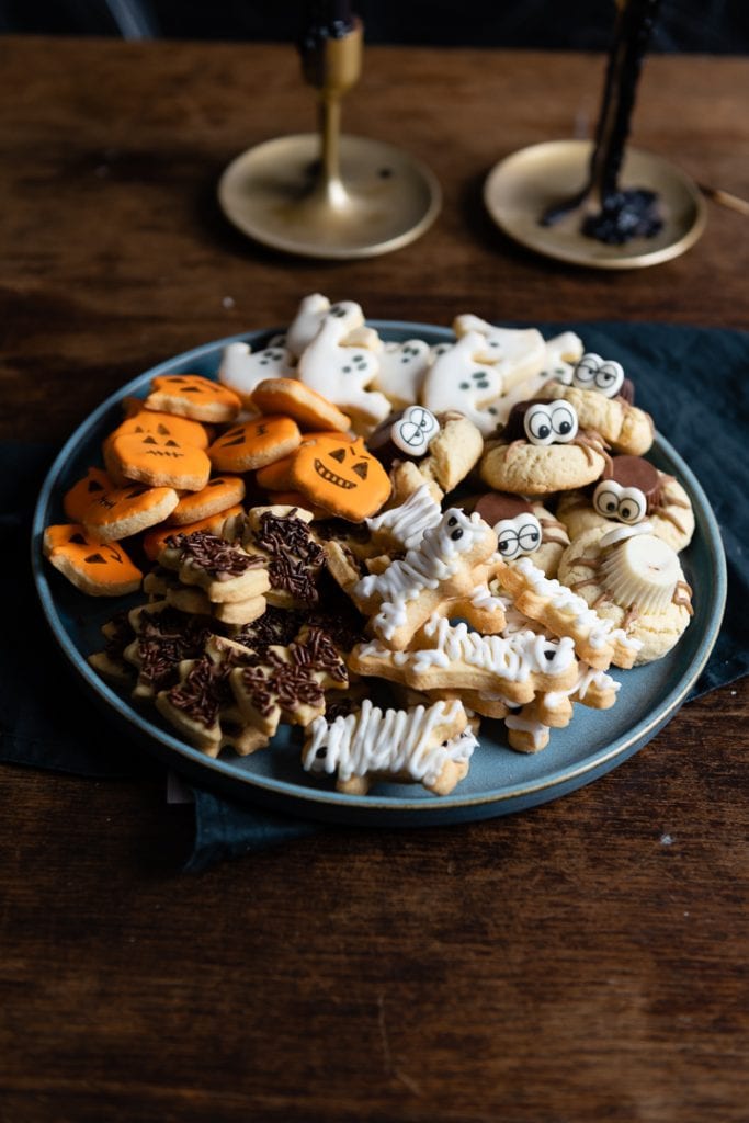 Alle einfachen Halloween Kekse auf einem Teller auf dem Tisch.
