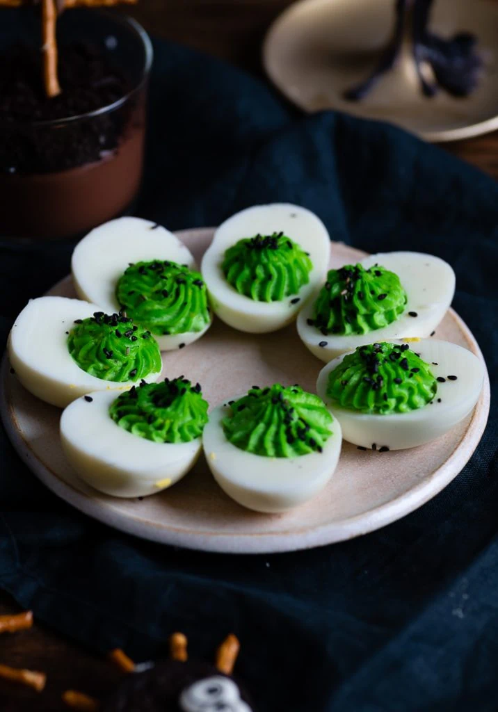 Faule, gefüllte Eier mit grüner Lebensmittelfarbe.