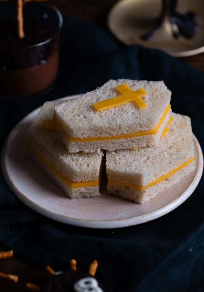 Sarg Sandwiches als herzhafter Halloween Snack.