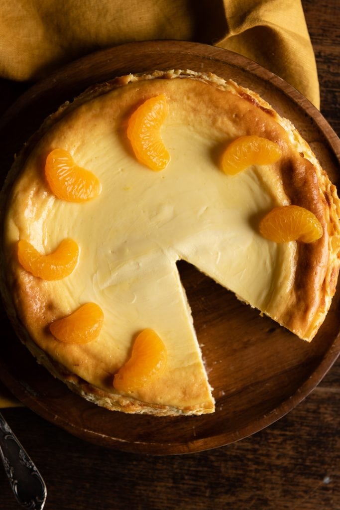Der cremige käsekuchen ohne boden auf einem Kuchenteller.