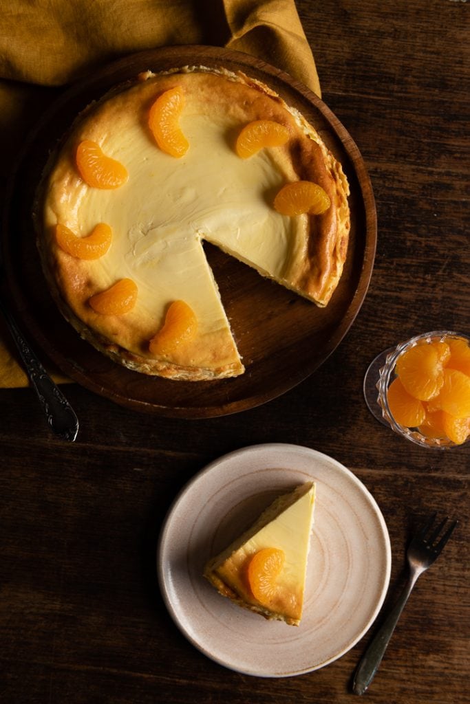Der fluffige käsekuchen ohne boden mit mandarinen von oben.