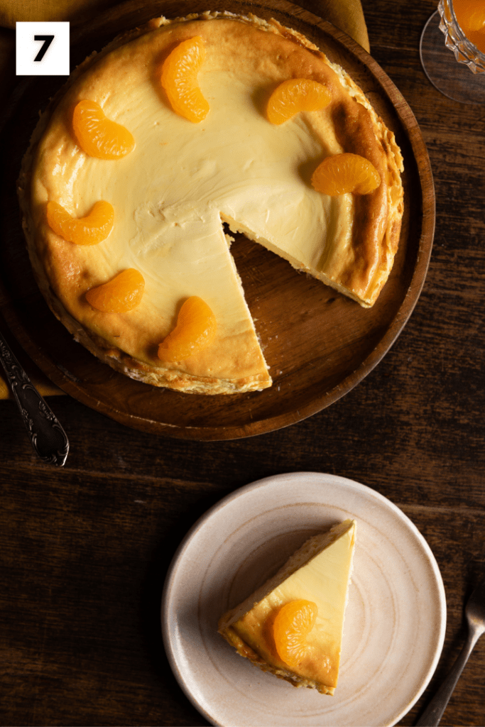 Der fertige käsekuchen ohne boden mit puddingpulver.