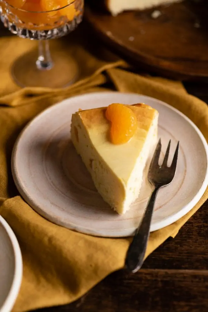 Ein Stück käsekuchen ohne boden mit pudding auf dem Teller mit einer Gabel.