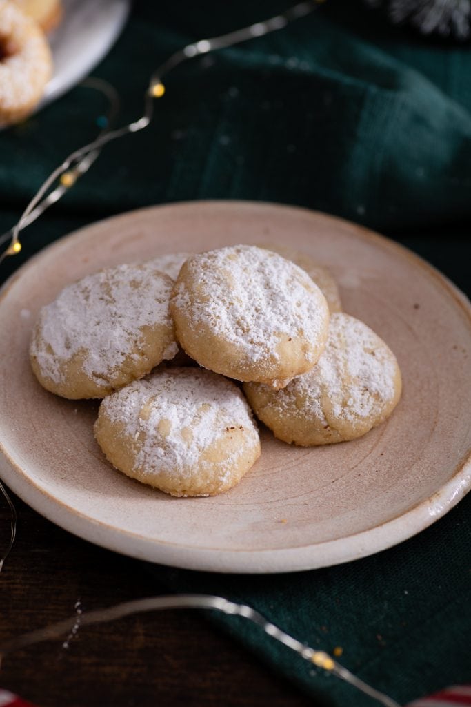 Die Schneeflöckchen Kekse zu backen ist sehr schnell und geeignet für Eilige.