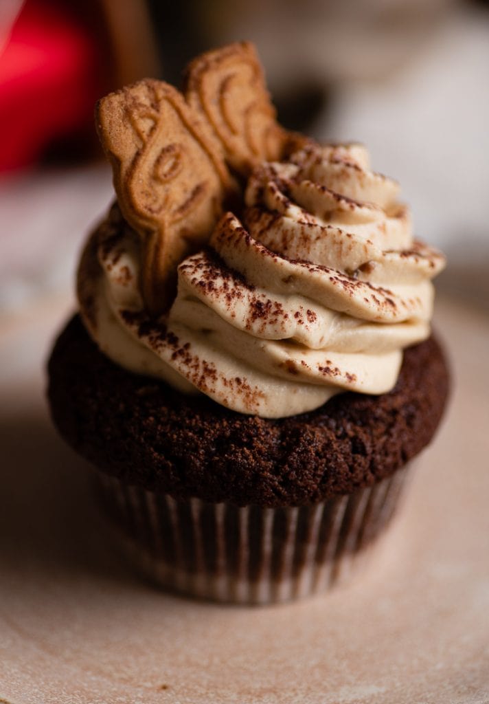 Der fertige spekulatius cupcake mit einem Spekulatius Keks als Dekoration.