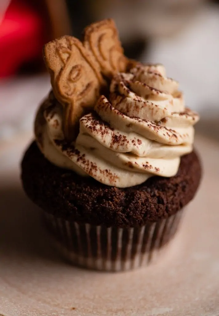 Der fertige spekulatius cupcake mit einem Spekulatius Keks als Dekoration.