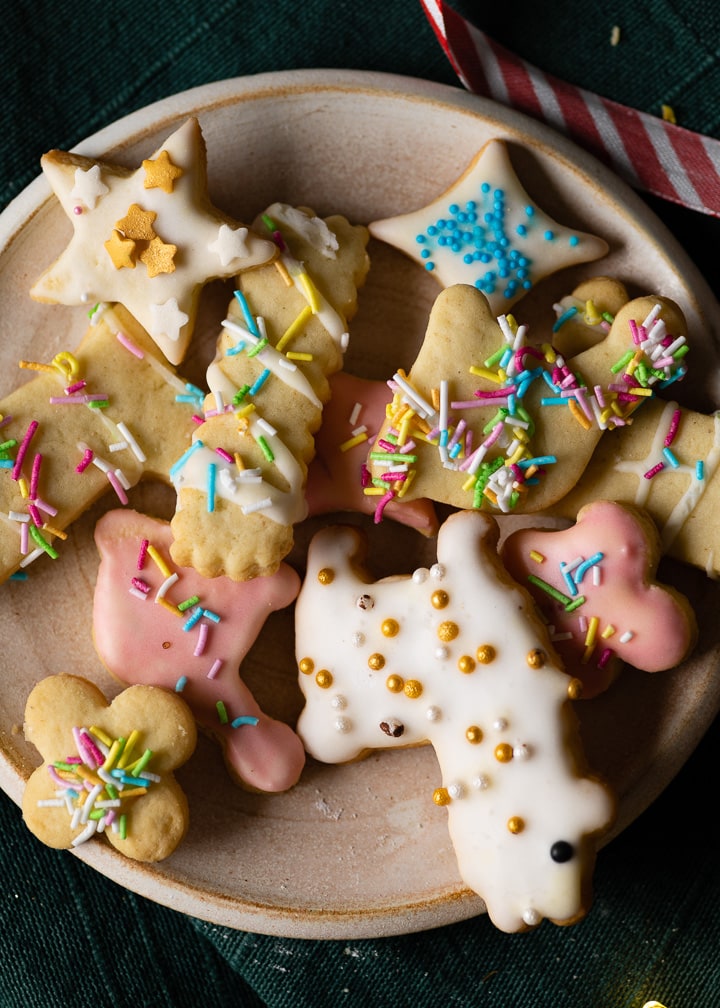 Diese Klassische Butterplätzchen werden aus dem Plätzchenteig ausgestochen.