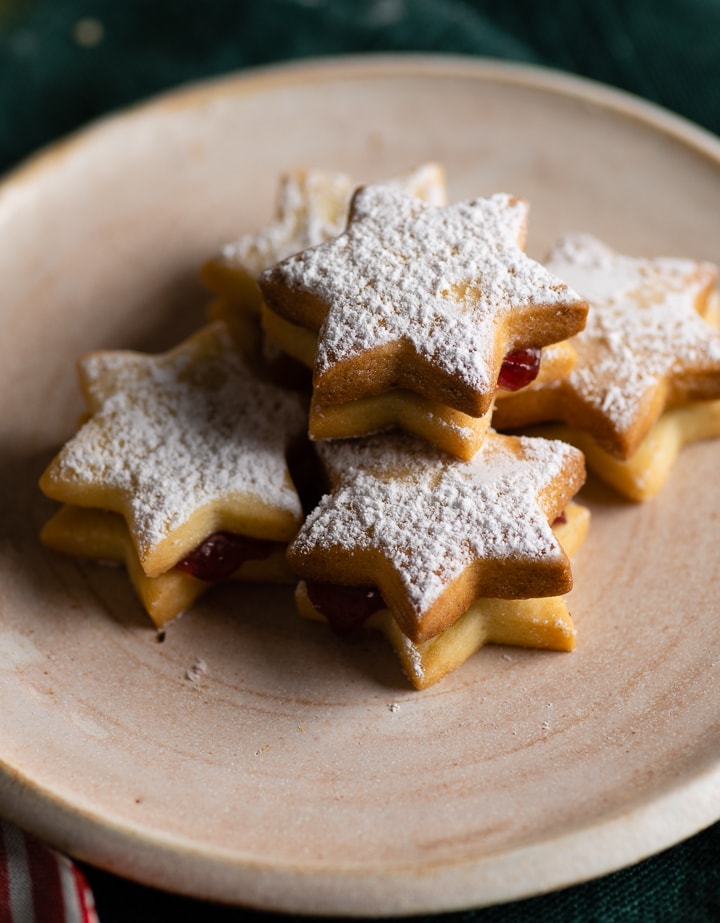 Glühweinsterne gefüllt mit einem Glühwein Gelee können aus dem Teig ausgestochen werden.