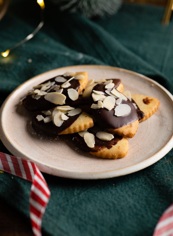 Und zu guter letzt können die Mandel Tannenzapfen auch noch ausgestochen werden.