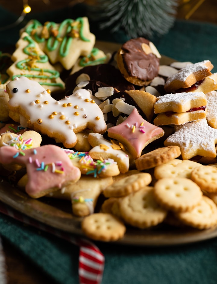 Die verschiedenen Plätzchen in der Nahaufnahme auf einem Plätzchenteller.