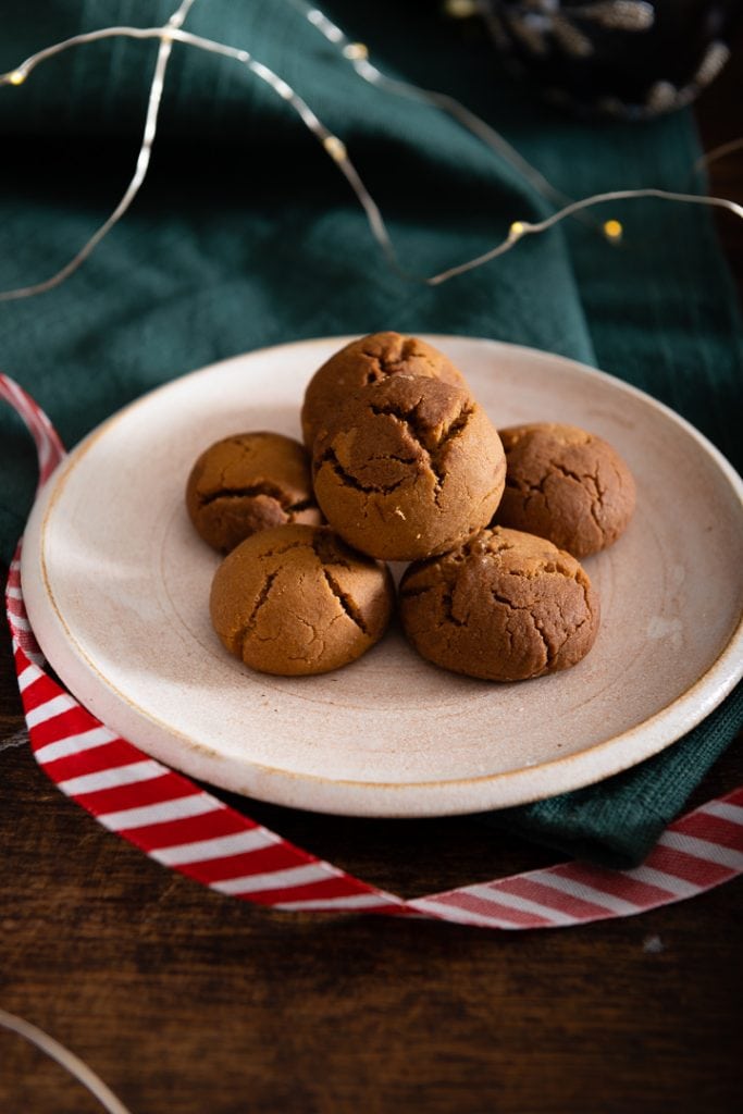 Swirl Cookies mit Nougat auf einem weihnachtlichen Tisch.