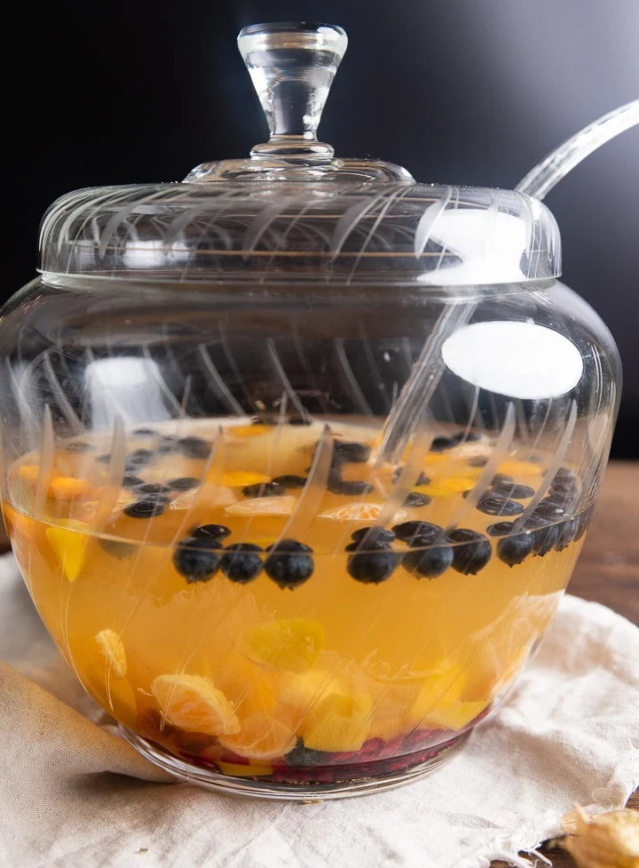 Eine silvester bowle mit früchten in einem großen Bowlegefäß.