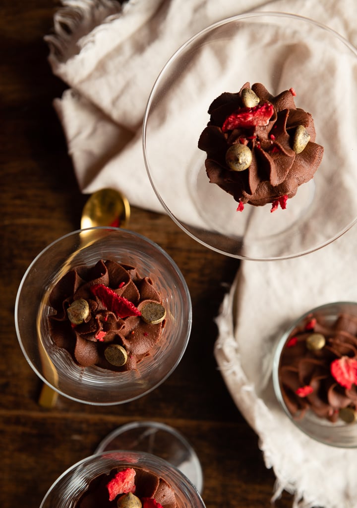 Das schnellste 2 Zutaten Mousse au Chocolat ohne Ei, kann sehr gut auf einer Party serviert werden, da es in Gläser serviert werden kann.