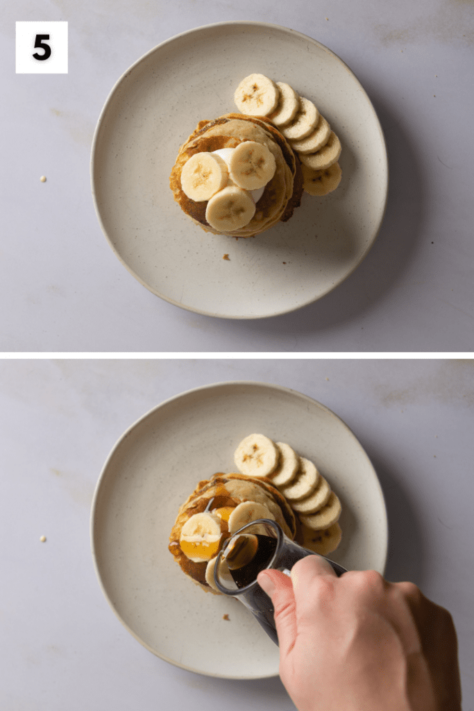Die Pancakes werden mit Banane und Ahornsirup serviert.