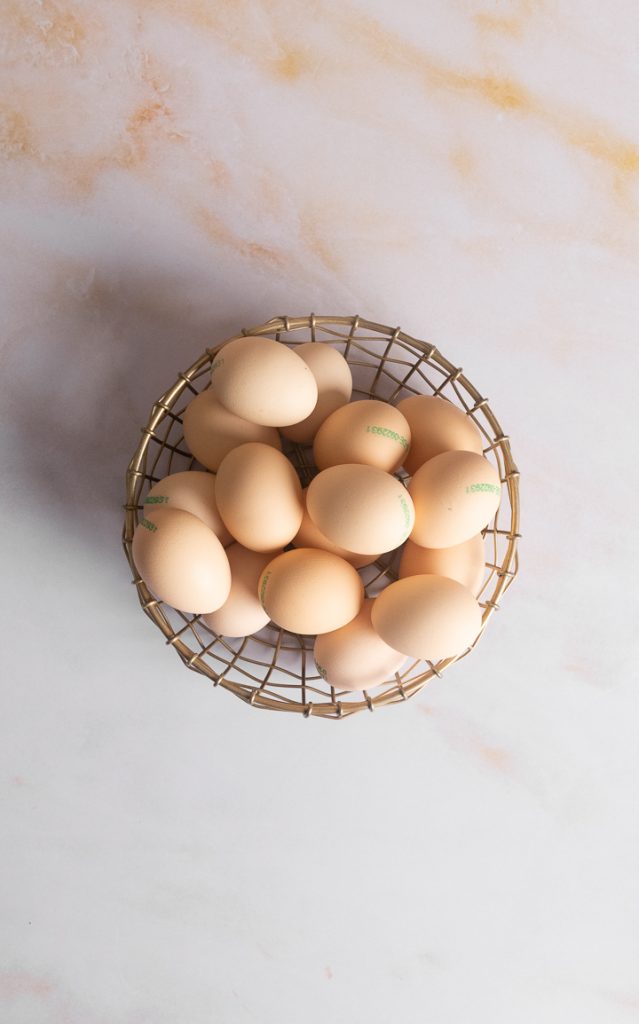 Eier in einem Körbchen auf dem Tisch.