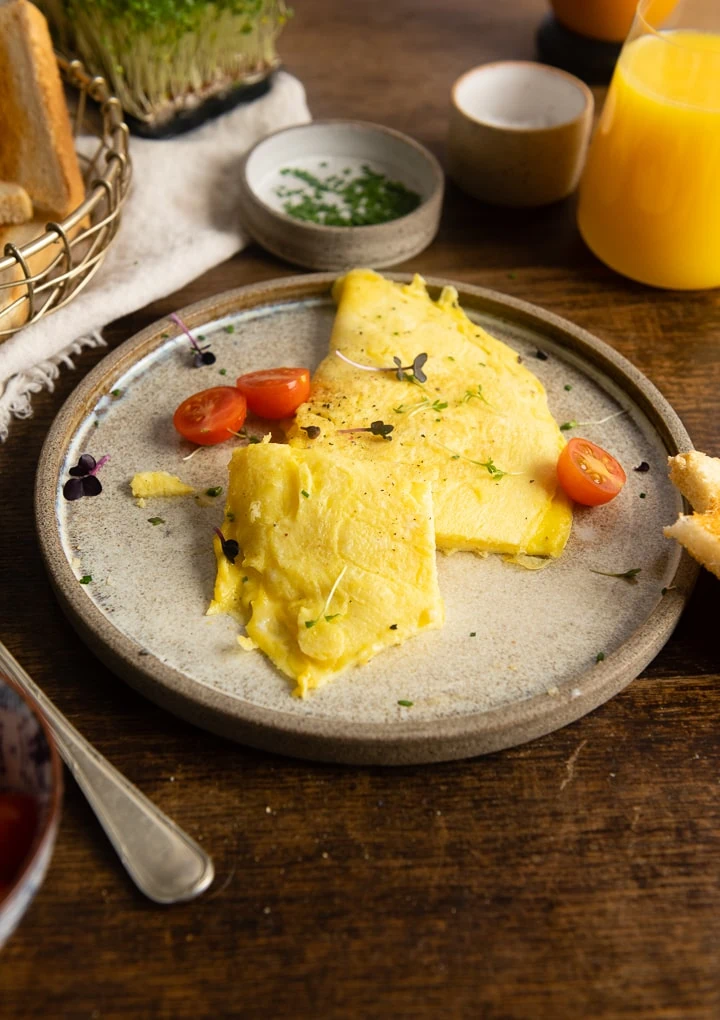 Das Omelette als klassisches Frühstücksrezept auf dem Teller.