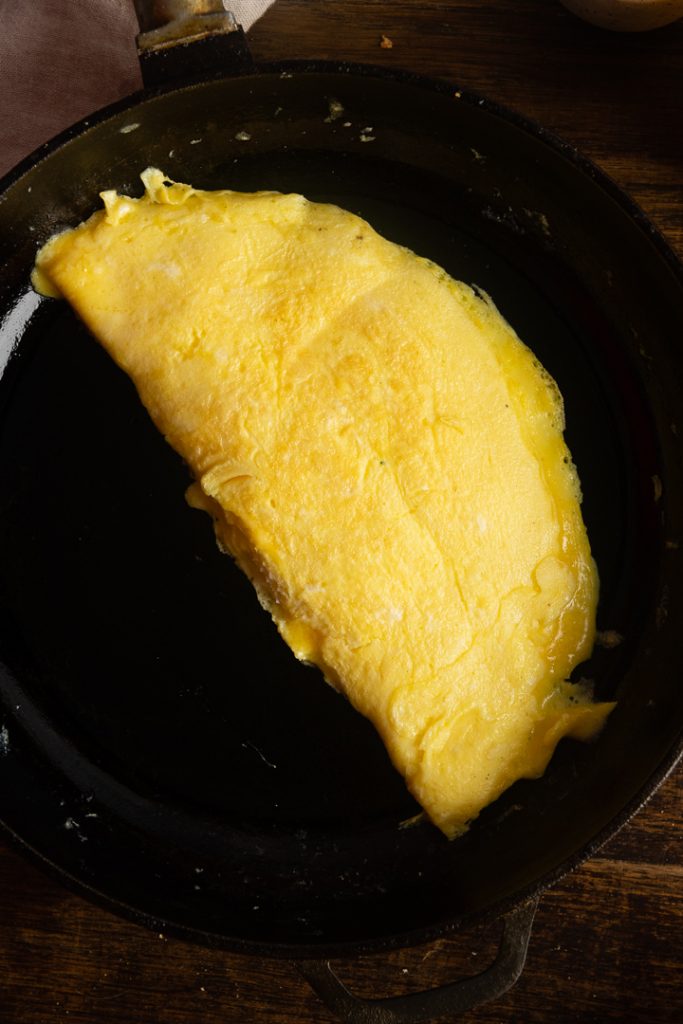 Omas einfaches Omelette in einer Gusseisenpfanne.