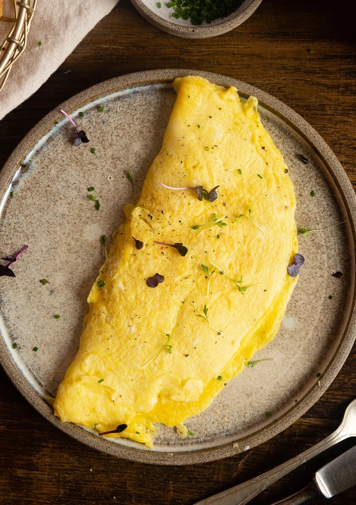 Das einfache omelette rezept von Oma auf dem Teller.
