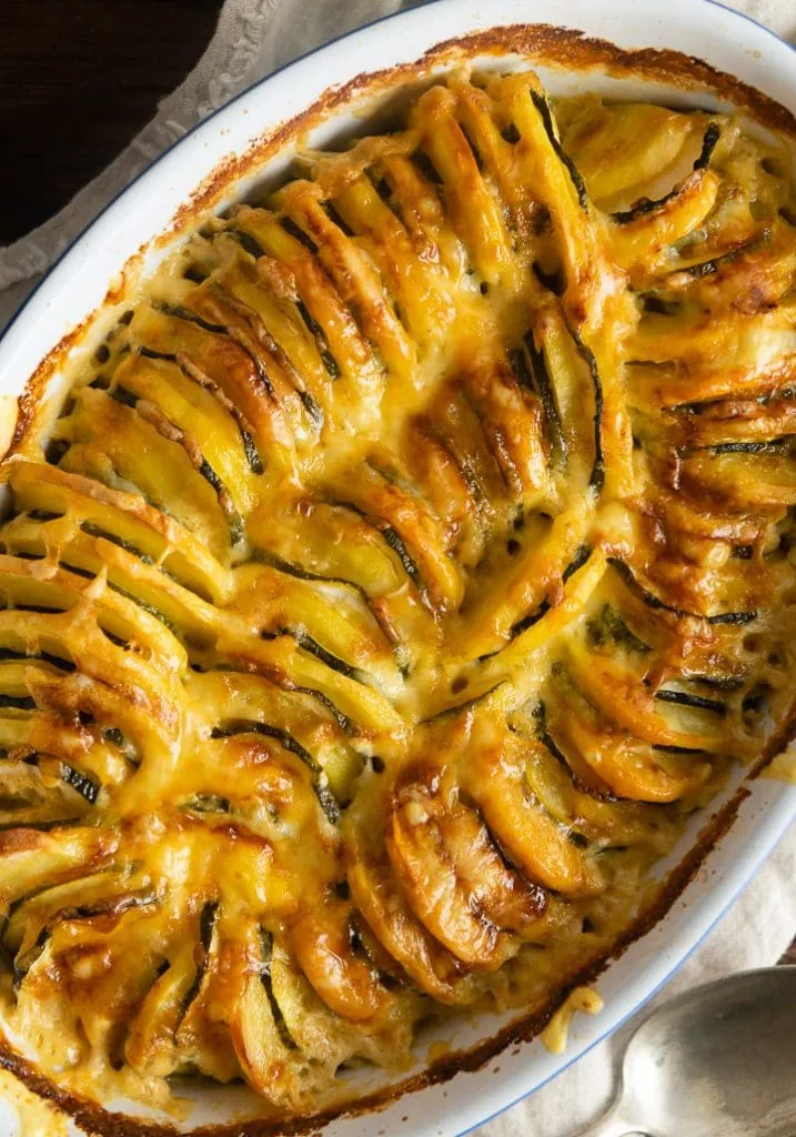 Zucchini-Kartoffel-Auflauf mit Käse überbacken in der Auflaufform zum Abendessen.
