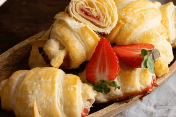 Mini Erdbeer Croissants aus Blätterteig – fluffiges Mini Gebäck Mini Erdbeer Croissants aus Blätterteig