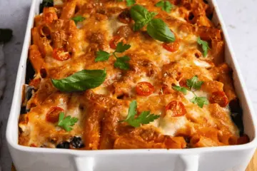Tomate Mozzarella Auflauf – cremiger Nudelauflauf mit 4 Käsesorten Einfacher Tomate Mozzarella Auflauf