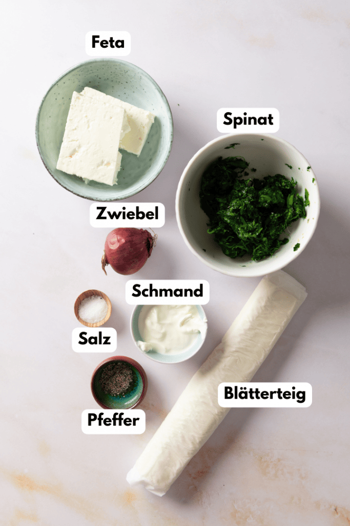 Alle Zutaten für das Blätterteig Spinat Feta Schnecken Rezept.