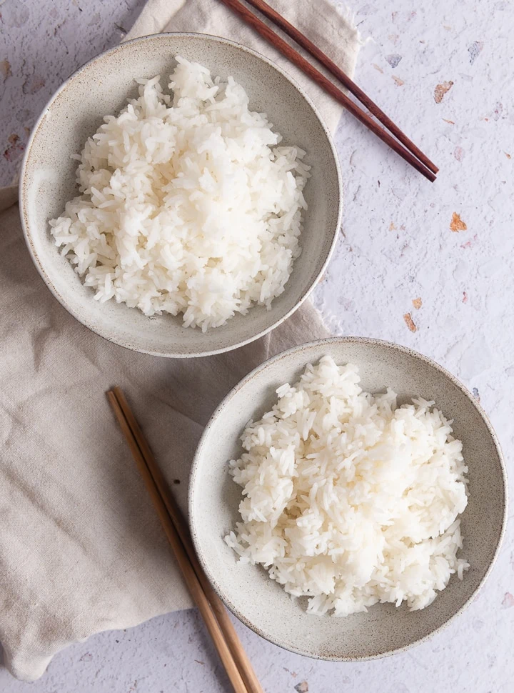Der fertig gekochte Reis auf einem Tisch.