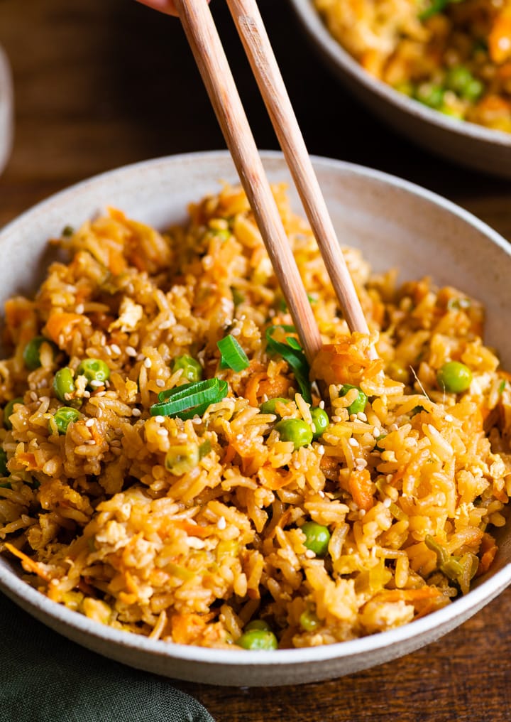 Zwei Stäbchen nehmen gebratenen Reis wie beim Chinesen.
