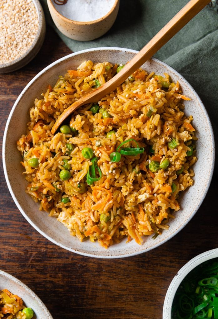 Gebratener Reis mit Gemüse & Ei als schnelles Abendessen.
