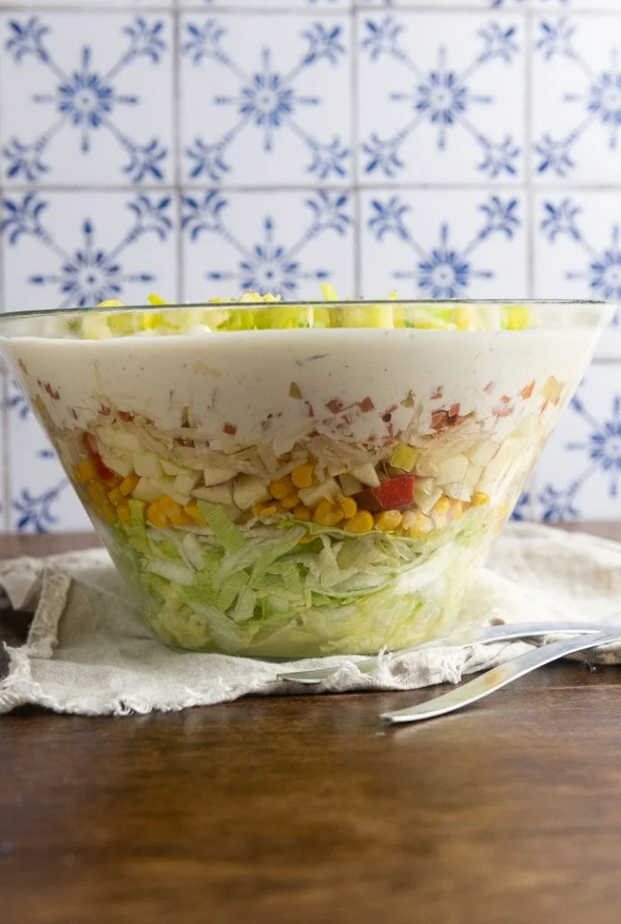 Der perfekte Salat zum Grillen ist der Schichtsalat.