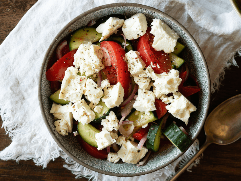 Der Griechischer Salat mit Feta für heiße Tage im Sommer.