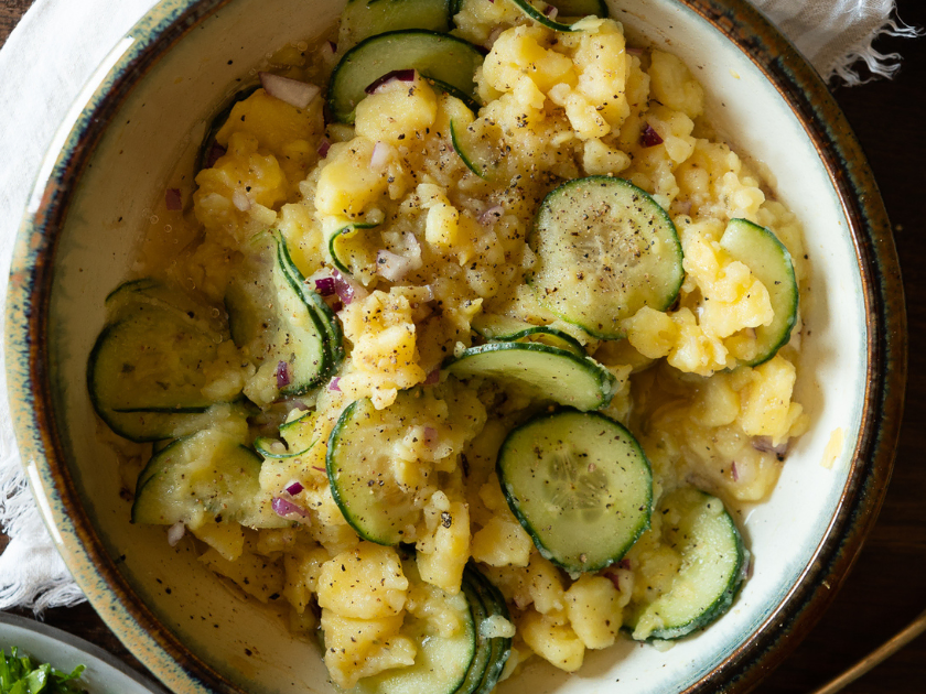 Der Kartoffelsalat mit Essig & Öl ist ein Klassiker zum Picknick.
