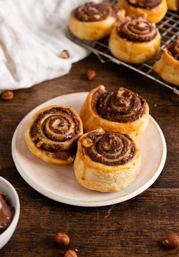Die fertig gebackenen Blätterteigschnecken mit Nutella auf dem Teller.