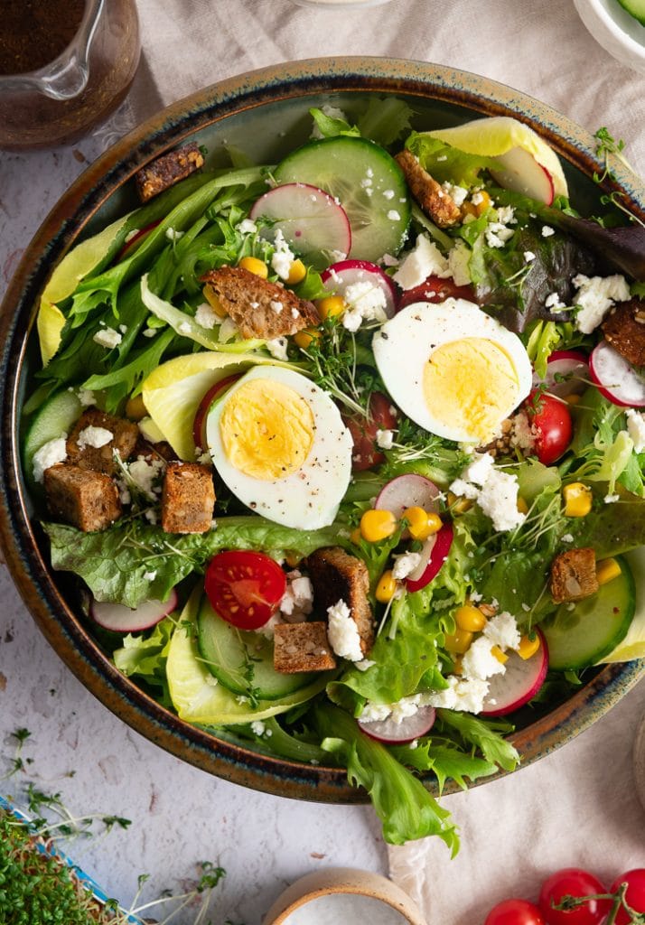 Ein bunter gemischter Salat mit leckerem Dressing.