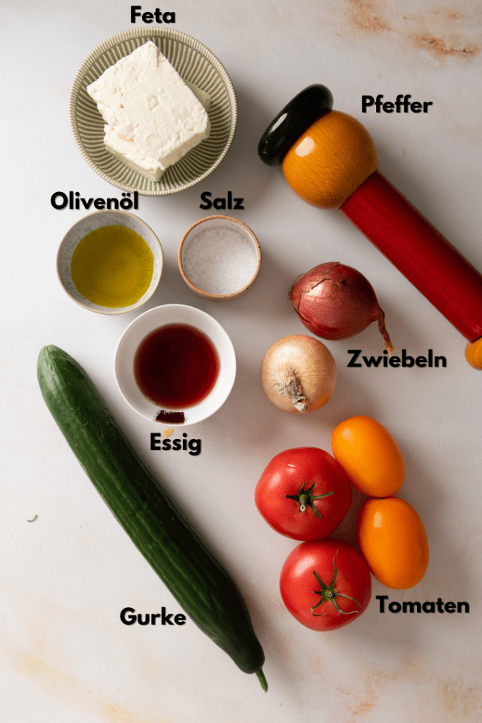 Alle Zutaten für den griechischen Salat mit Feta.