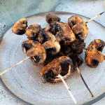 Marinierte Champignonspieße vom Grill
